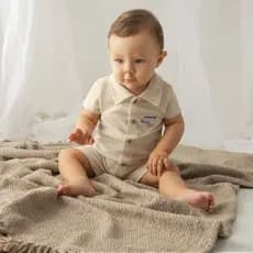 Macacão Polo curto Bebê Menino Detalhe Botões - Bege  Angerô