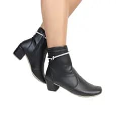 Bota Feminina Salto Bloco Com Fechamento Ziper e Enfeite Strass de Bico Quadrado Salto Grosso Moderna e Estilosa