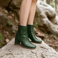Bota Feminina Verde Militar Salto Bloco Com Fechamento Ziper Lisa de Bico Quadrado Salto Grosso Moderna e Estilosa