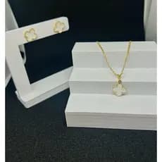 Kit Colar e Brinco Trevo Branco Dourado Feminino – Conjunto Delicado Elegante