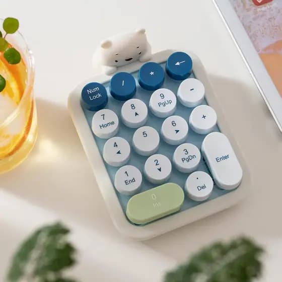 Teclado numérico sem fio que vem com um urso de silicone e possui teclas redondas coloridas no estilo MilkTea.