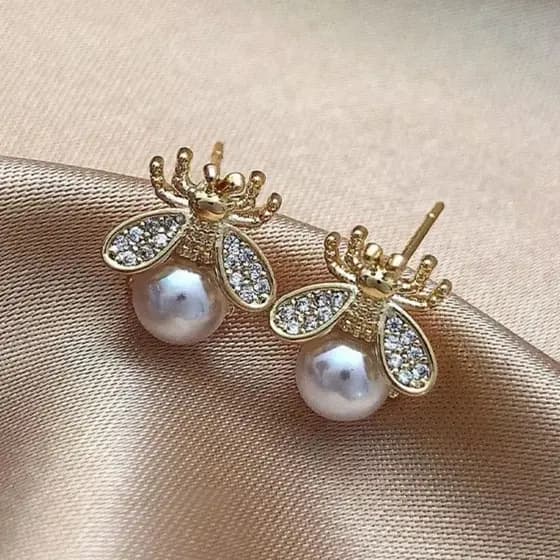 Brinco Feminino em Formato de Abelha Dourado com Zirconia e Pérola Minimalista Acessório Feminino