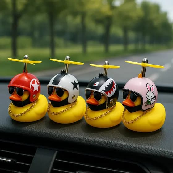 Pato De Borracha Com Pingente com Capacete Acessórios Decoração Moto Carro Bicicleta