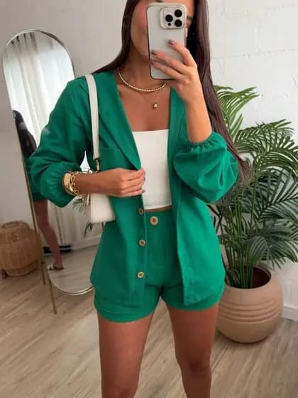 Combinação de conjunto top manga longa e shorts