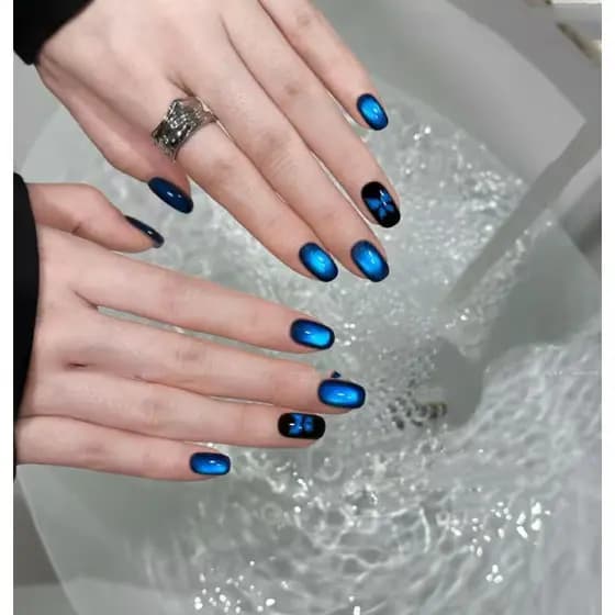Unhas postiças decoradas com efeito olho de gato azul safira borboleta