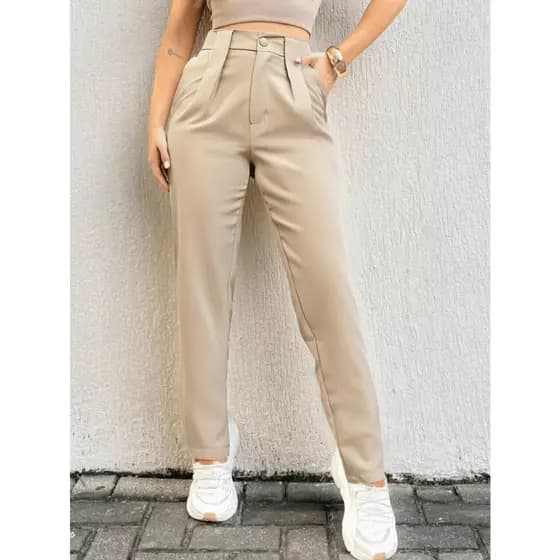 Calças femininas com bolsos e botões