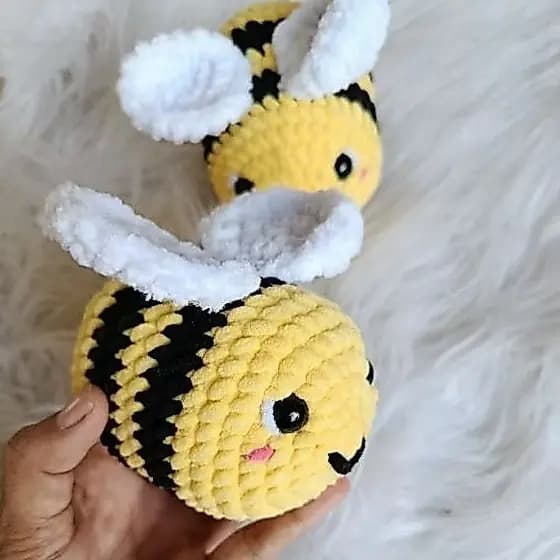 Abelha de pelúcia amigurumi