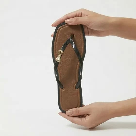 Chinelo rasteirinha feminino com laço dourado, perfeito para looks delicados, modernos e elegantes