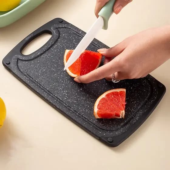 Tábua de Corte 25x14,5cm Antiderrapante Preta Ideal para Cozinha Compacta e Preparos Diários