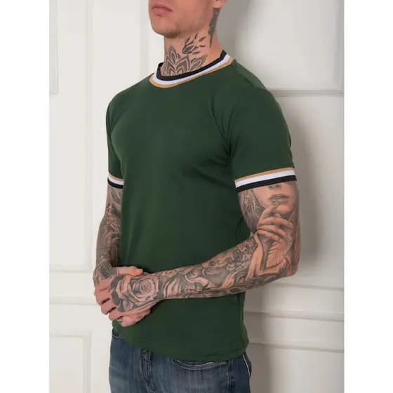 Camiseta Casual Casual Masculina tecido sedinha para o Verão com listras na manga curta e coroas, ideal para o trabalho