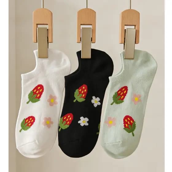 Meia Feminina Soquete com Estampa de Morango e Flores