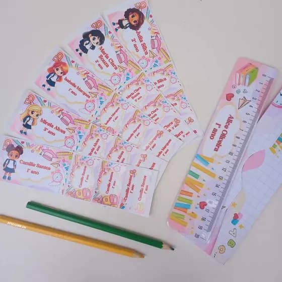 kit Etiqueta Escolar Tema Bonequinha Mascote Menina/ 31 etiqueta / 62 etiquetas + régua de BRINDE