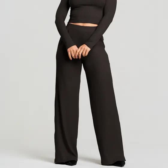 Calça Feminina Pantalona Wide Leg Canelada Cintura Alta com Cós Elástico e Bolsos Laterais