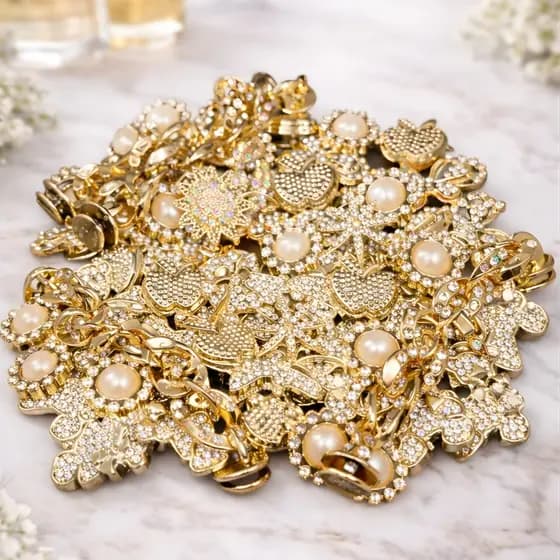 Kit 8 Pins Sortidos Strass Dourado Ideal Para Babuches Chinelos