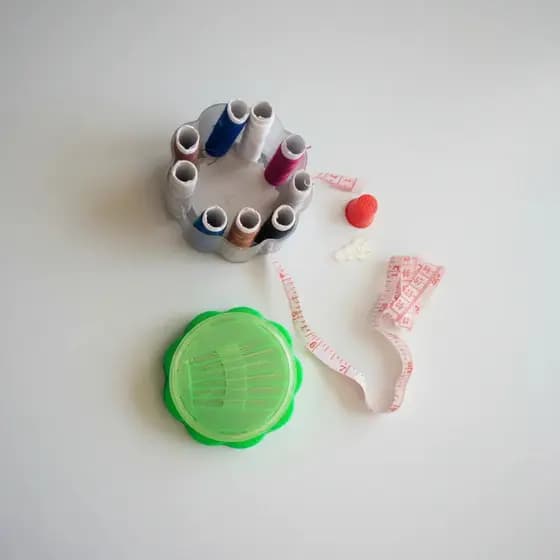 KIT COSTURA AGULHA, LINHA, DEDAL, FITA MÉTRICA E PASSA LINHA