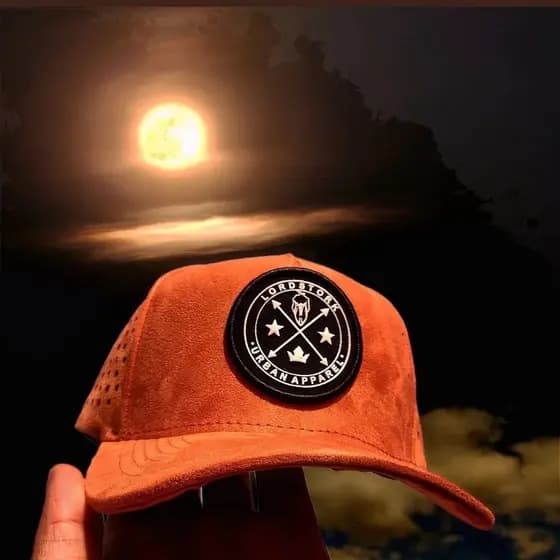 Boné Trucker Caramelo Veludo Sued Furado a Laser Costuras perfeitas Luxo Para Sair Oferta Relampago