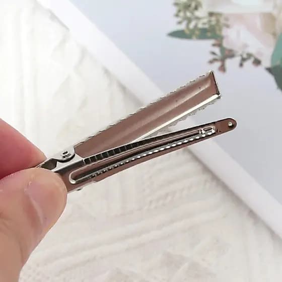Kit 100 ou 200 Presilhas Bico de Pato 4,5 cm – Prata e Dourada p/ Laços e Artesanato