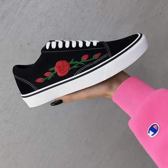 tenis casual preto branco flor envio imediato