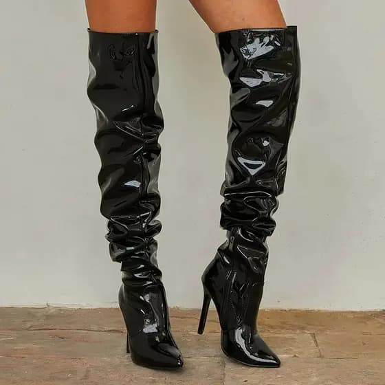 Botas Acima do Joelho Femininas da Moda, Bico Fino, Pretas, com Zíper Lateral, Salto Alto Fino, Brilhantes e Plissadas,