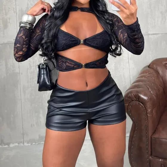 Short Minni Feminino Zíper Lateral em Couro Fake Tendência Inspiração Moda Balada Evento