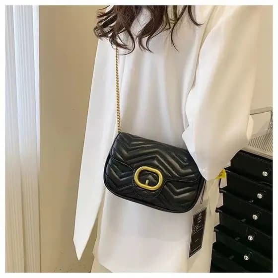 Bolsa transversal feminina moderna, com espaço para celular e um estilo versátil.