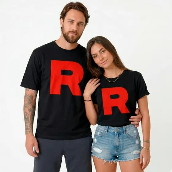Kit 2 Camisetas Casal Equipe Rocket Estilo Anime Presente Nerd Namorados