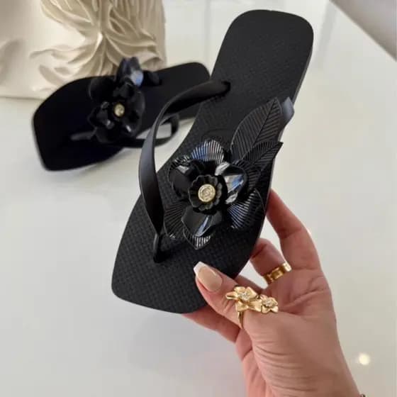 Chinelo Feminino Flor 3D com Strass - Preto Elegante e Confortável