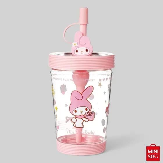 Copo Sanrio My Melody 535ml Miniso – Plástico Resistente com Tampa de Vedação, Canudo e Decoração em Silicone
