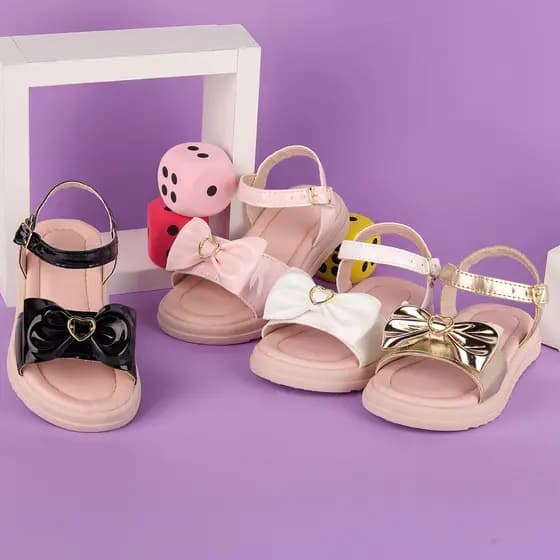 Sandália Infantil Menina Verniz Laço Detalhe Coração Daminha Confortável Dia a Dia Festa Casual Delicada Modinha