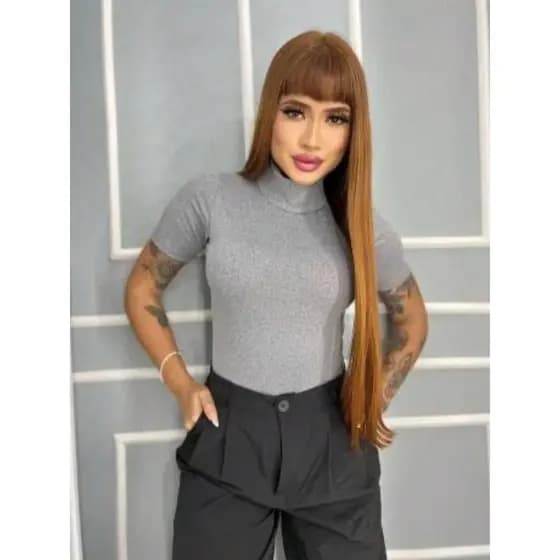 Body com gola alta e manga curta. Modelagem justa Canelado preto, confortável e versátil para dia a dia