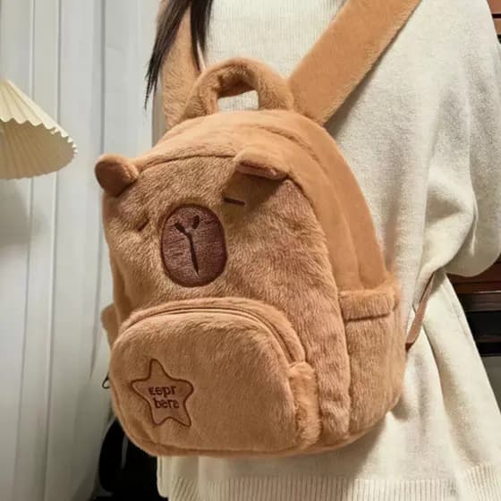 Mochila Infantil Feminina em Pelúcia Capivara Fofa e Aconchegante