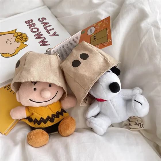 Chaveiro de Boneca de Pelúcia Fofa Snoopy Charlie Brown com Capuz e Acessórios para Chaves