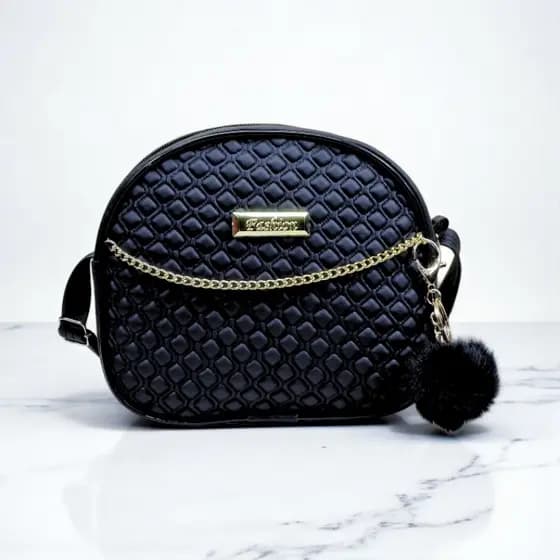 Bolsa Feminina Transversal Matelassê Oval Corrente Dourada Luxo + Chaveiro Pompom - Estilo Blogueira Festa Balada Moda