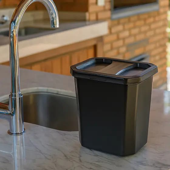 Lixeira de Pia 4 L Varias Cores Compacta com Tampa Plástico Resistente para Cozinha Bancada Compacta