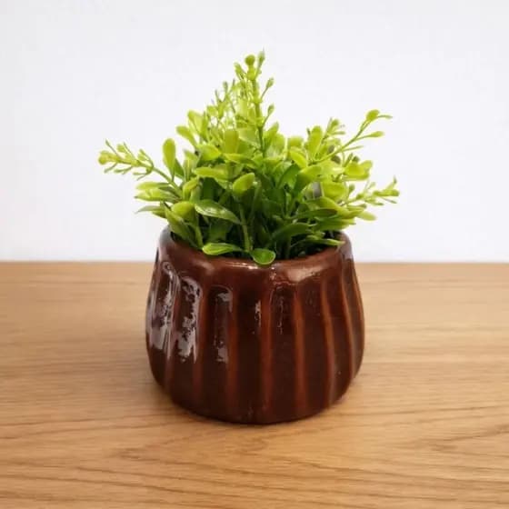 Vaso Cachepot Decorativo Cerâmica Marrom com Planta Artificial Mesa Sala Escritório Luxo