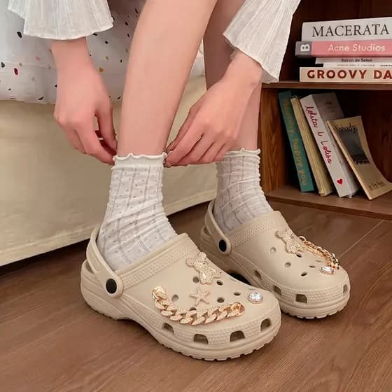 Clog Feminino Fashion Com Aplicações Douradas Pins Charm Confortável Casual Chic Moda Lolita B-02
