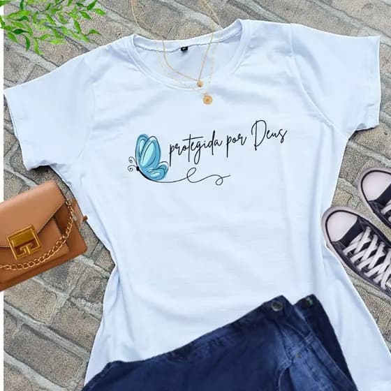 Camiseta feminina com frase PROTEGIDA POR DEUS BORBOLETA