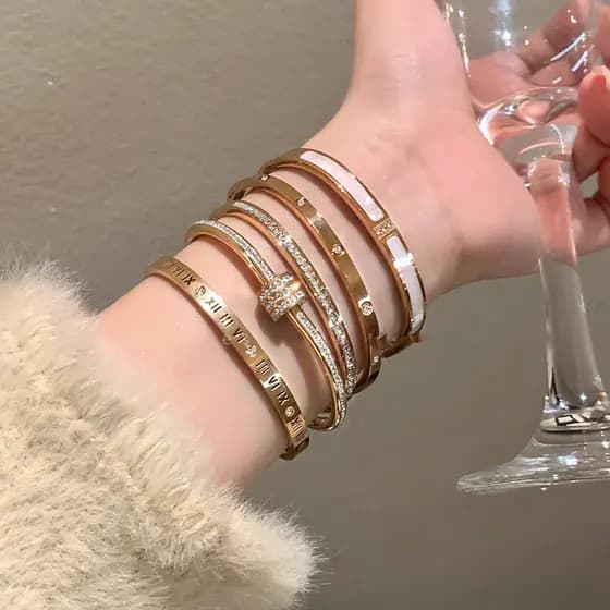 Pulseira de aço de titânio com zircônia banhada a ouro verdadeiro para mulheres, elegante, simples, com toque sofisticad