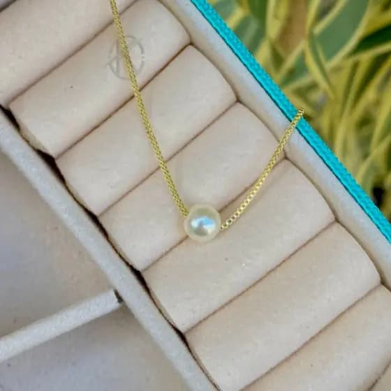 COLAR GARGANTILHA COM PINGENTE DE PÉROLA DELICADO CLÁSSICO – SEMIJOIA BANHADO EM OURO 18k