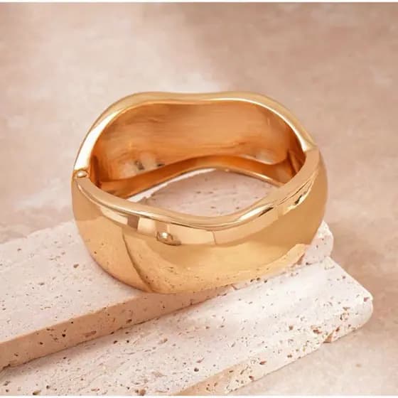 Pulseira Dourada Feminina de Metal – Modelo Grosso com Brilho Intenso, Estilo Moderno e Elegante