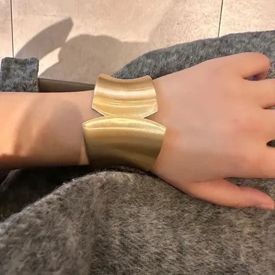 Pulseira Feminina Dourada – Bracelete Bold Estruturado com Design Orgânico, Estilo Cool, e Elegante