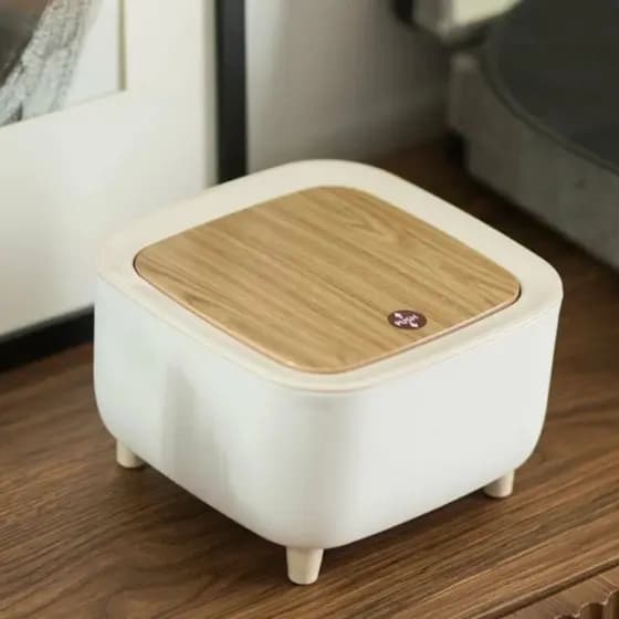 Mini Lixeira Quadrada com Tampa Touch – Estampa Madeira, Ideal para Escritório e Mesa - 1,5L