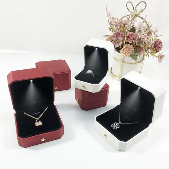 Nova caixa de joias de couro PU com borda convexa octogonal e luzes para anéis, colares, brincos e outras joias simples,