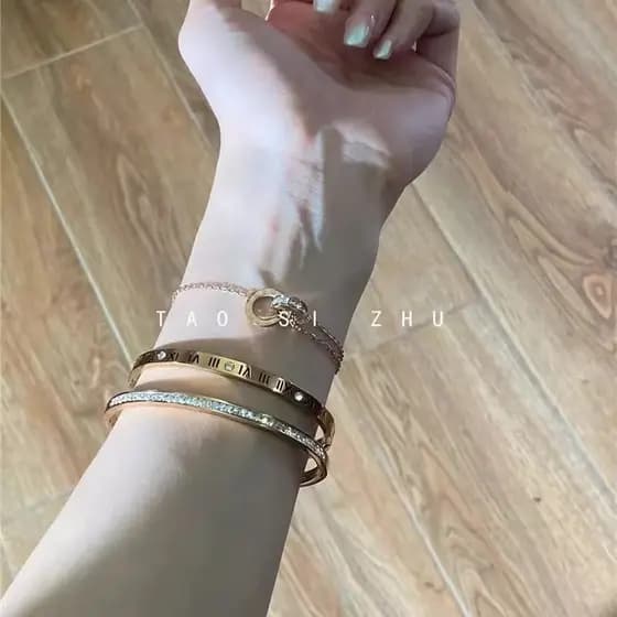 Pulseira de fonte romana para mulheres Pulseira moderna de aço inoxidável não desbota