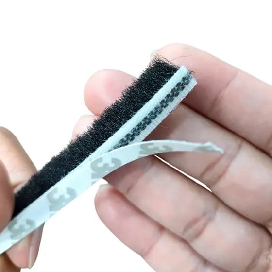 Veda Fresta Escova Adesiva 3M 7x10mm com Vedação Completa para Insetos e Ruídos