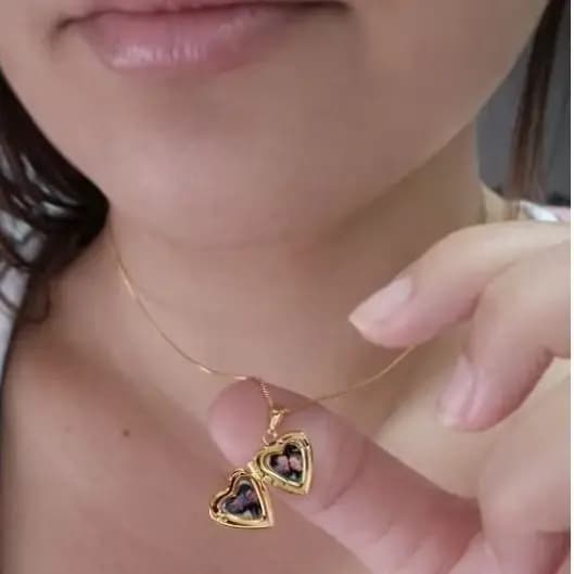 Colar Relicário Coração Mini Porta Foto Com Detalhes Banhado a Ouro 18k Presente Dia dos Namorados
