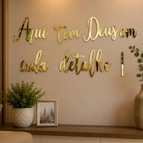 Frase Cristã para Parede Aqui Tem Deus em Cada Detalhe Acrílico Espelhado Dourado Luxo