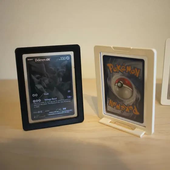 Suporte Expositor Cartas Pokemon MTG Yugioh Display com Toploader Moldura Protecao Colecionador