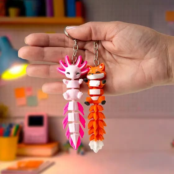 Kit Chaveiro Articulado Sensorial Axolote e Raposa de Fogo, 2 Peças, Super Fofos e Divertidos
