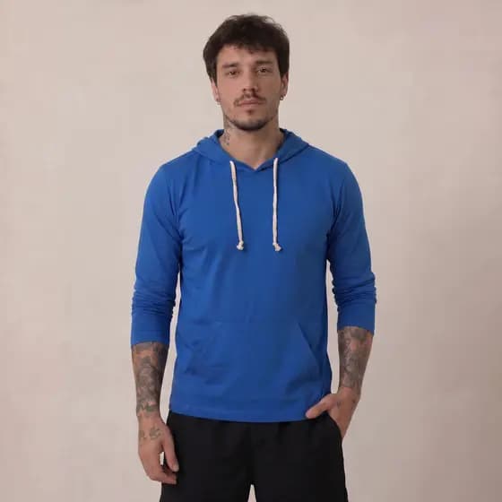 Camiseta Masculina Manga Longa com Capuz e Bolso Malha Leve para Sobreposição